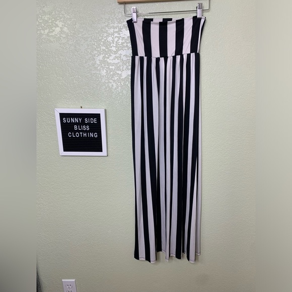 Best Cody Black and White Stripped Stretchy Maxi Skirt W/ Slits Size Medium - Picture 9 of 9